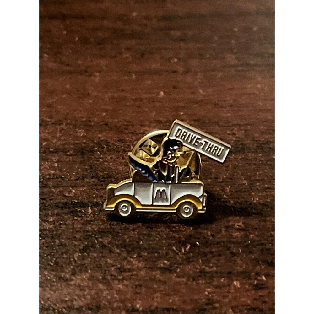 McDonald’s Looney Tunes Road Runner Drive-Thru Employee Lapel Hat Pin‎